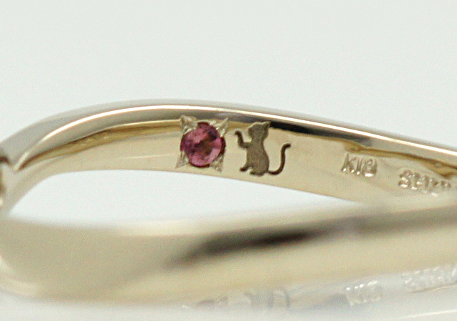 猫のレーザー彫刻が入った婚約指輪