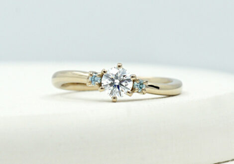 シャンパンゴールド製の婚約指輪