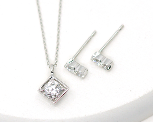 1つのリングをペンダントとピアスにリフォーム